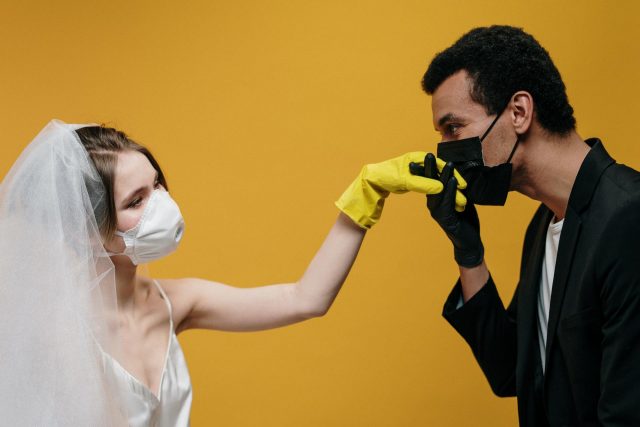 Mariés pendant le coronavirus avec des masques