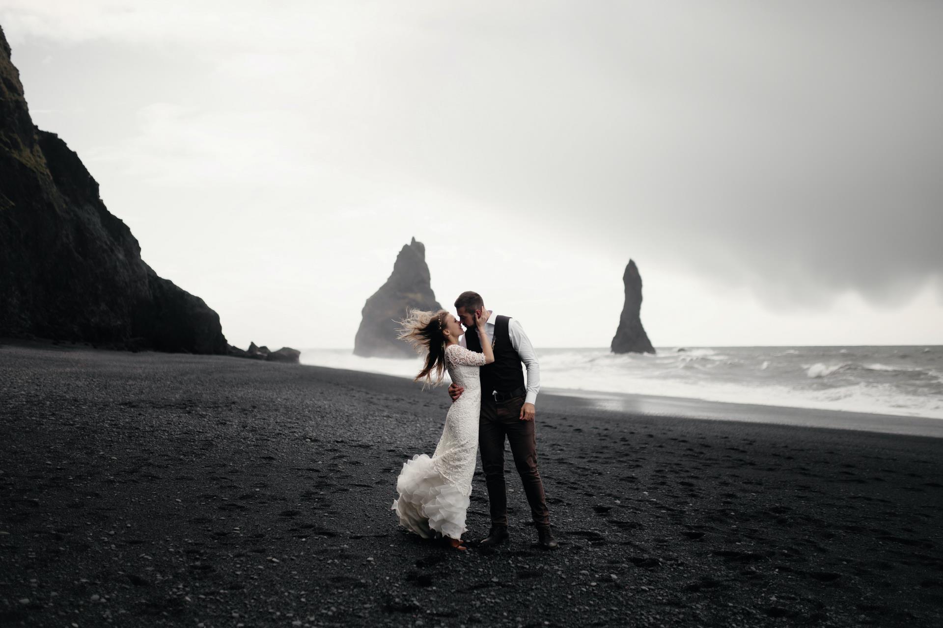 Des mariés devant des falaises