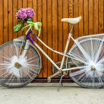 Arrivée des mariés en vélo